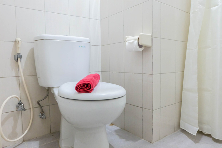 Bathroom 2, Compact Studio Signature Park Grande Apartment Mt. Haryono, Jakarta Timur