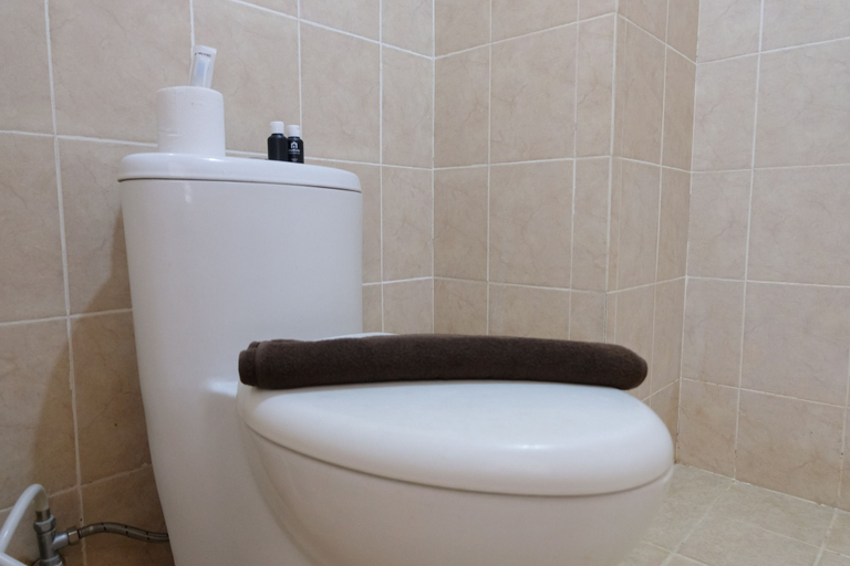Bathroom 2, Best Studio Apartment At Pinewood Jatinangor, Sumedang