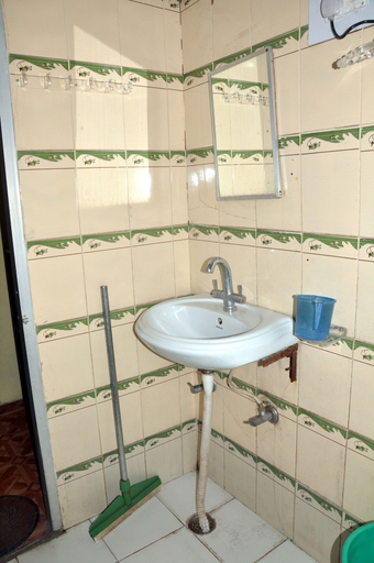 Bathroom 3, Tip N Top, Garhwal