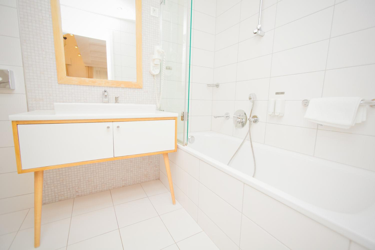 Bathroom 2, Szarcsa Hotel, Székesfehérvár