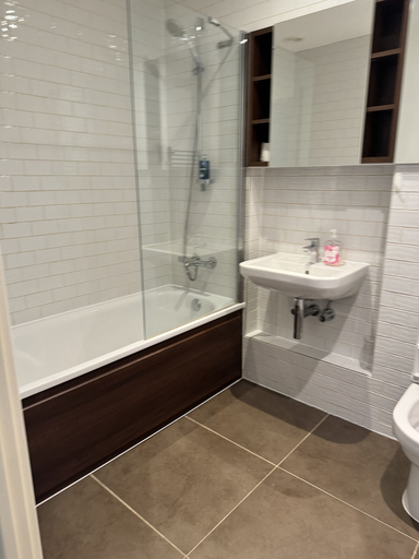 Bathroom 3, Phoenix 2 Bedroom Apartment in london, London