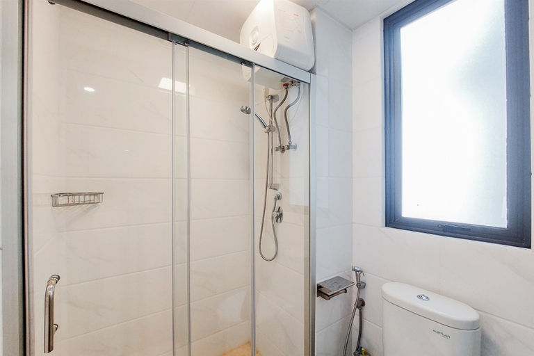 Bathroom 2, Spacious And Nice 2Br At Sky House Bsd Apartment, Tangerang Selatan