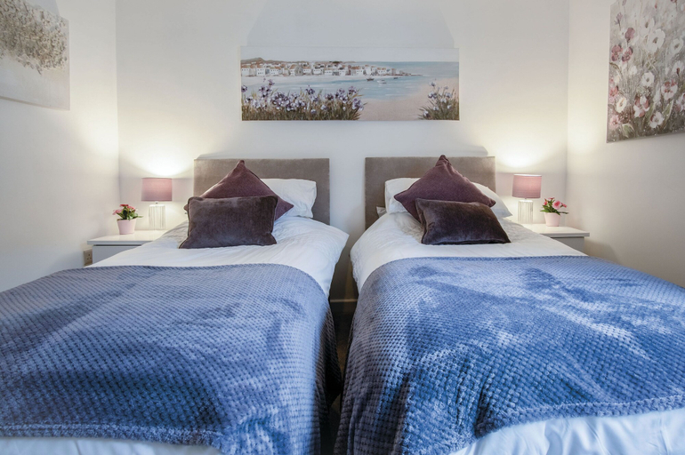 Bedroom 2, Luxurious Apartment Charlton Mews - 2 Bed - Tenby, Pembrokeshire