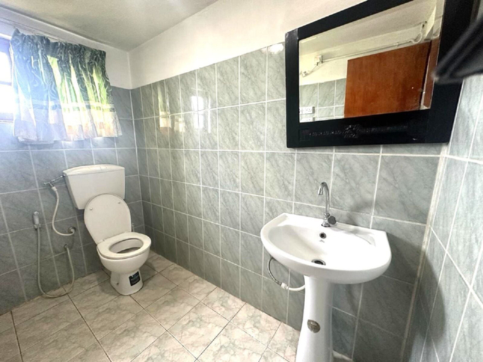 Bathroom 4, Pearl River Kandy, K.F.G. & G. Korale
