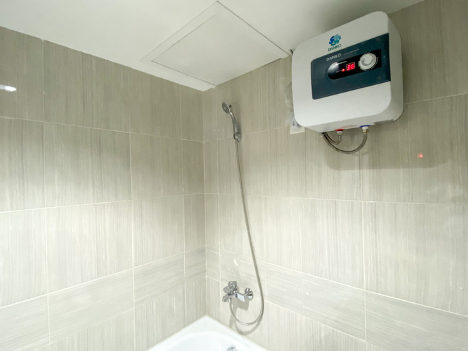 Bathroom 3, Comfort And Simply Design Studio At Vasanta Innopark Apartment, Cikarang
