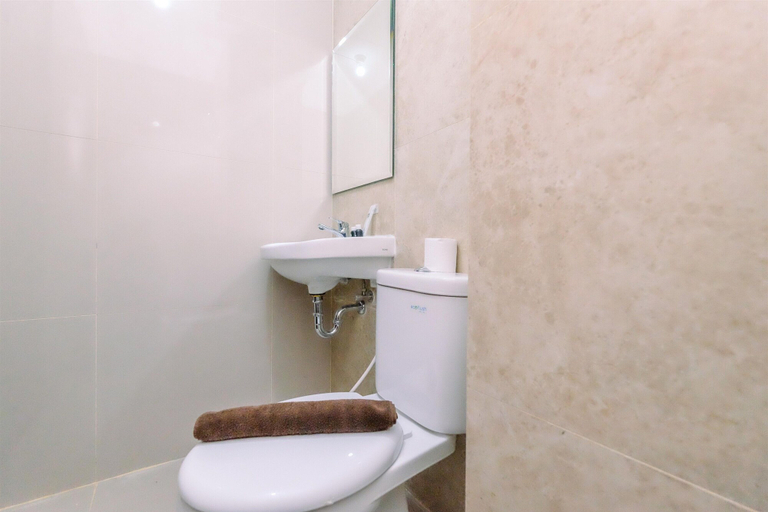 Bathroom 3, Comfy And Elegant Studio Transpark Cibubur Apartment, Depok