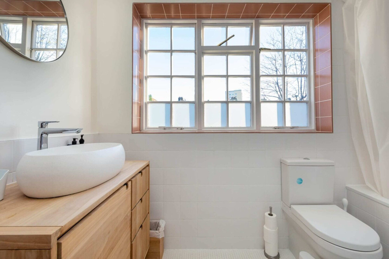 Bathroom 2, Spacious 2BD Flat By Regents Park & Camden Town!, London