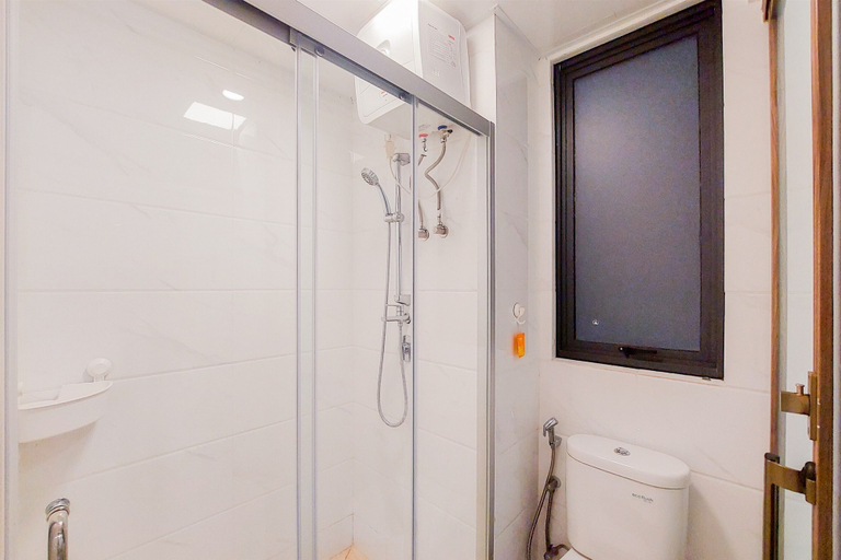 Bathroom 3, Spacious And Comfortable 2Br At Sky House Bsd Apartment, South Tangerang