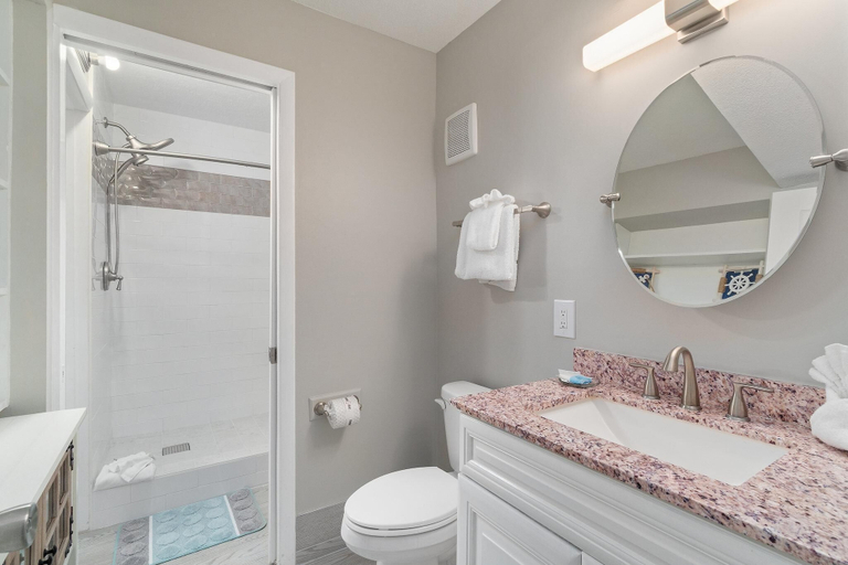 Bathroom, The Summit 529, Bay