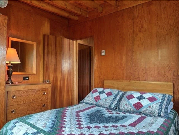 Bedroom 3, Pine Cottages, Queens
