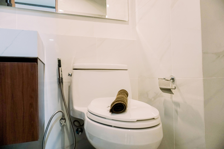 Bathroom 3, Homey And Comfortable 1Br At The Smith Alam Sutera Apartment, Tangerang
