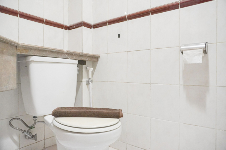 Bathroom 4, Homey And Cozy Stay 2Br Puri Casablanca Apartment, Jakarta Selatan