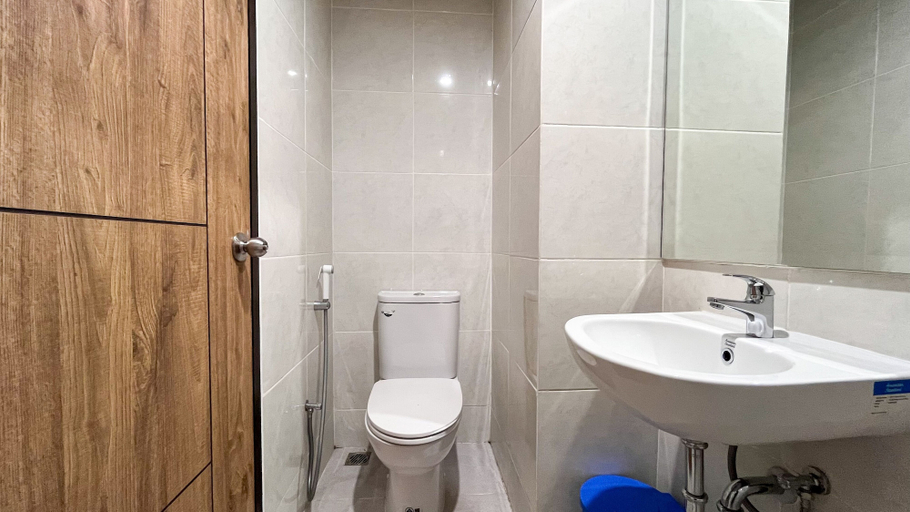 Bathroom 3, Comfortable And Nice Studio Apartment At Delft Ciputra Makassar, Makassar