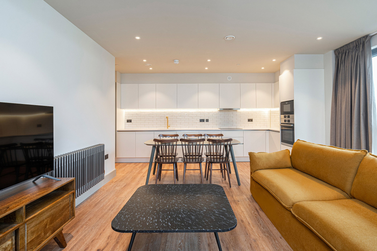 Others 5, Spacious Flat in North London, London