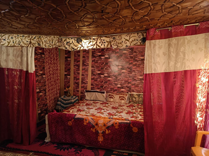Bedroom 2, Island Hotel, Srinagar