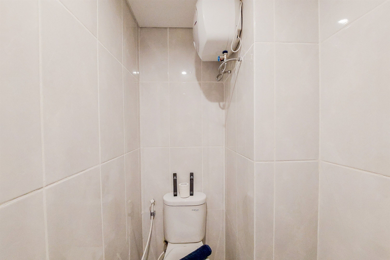 Bathroom 4, Nice And Fancy Studio Apartment At Serpong Garden, Tangerang