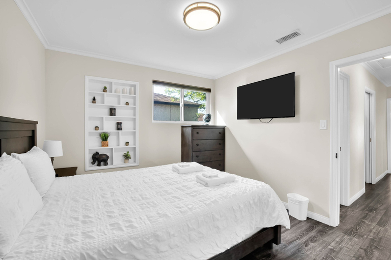 Bedroom 2, Martha by Avantstay Brand New LA Valley Home, Los Angeles