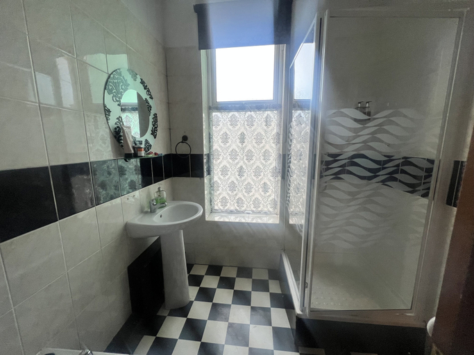 Bathroom 4, The Holmlea, Blackpool