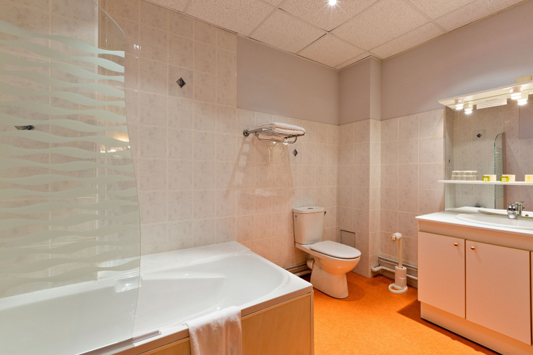 Bathroom 3, Hôtel du Parc, Puy-de-Dôme