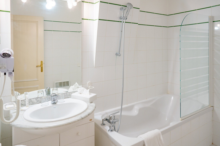 Bathroom 4, Hôtel de Margaux, Gironde