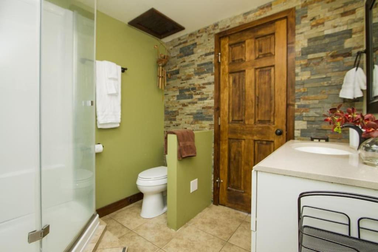 Bathroom 1, Hawaiian King, Honolulu
