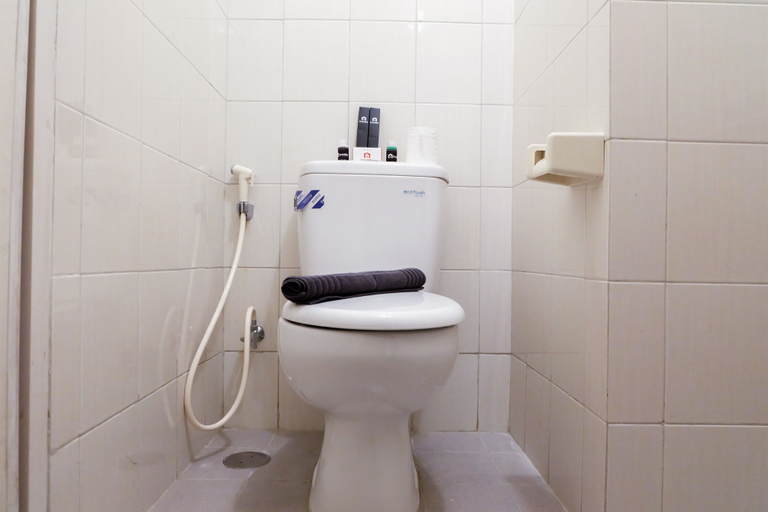 Bathroom 2, Comfortable Studio At Signature Park Grande Apartment, Jakarta Selatan