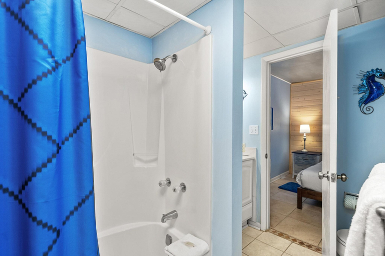 Bathroom 3, Sunbird 811e, Bay