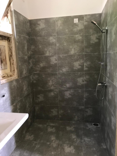 Bathroom 5, Wilson's Place, Dickwella