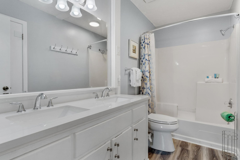 Bathroom 4, Sand Castles West T8, Bay
