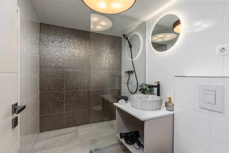 Bathroom, Lovely Apartment by National Museum, Budapesti