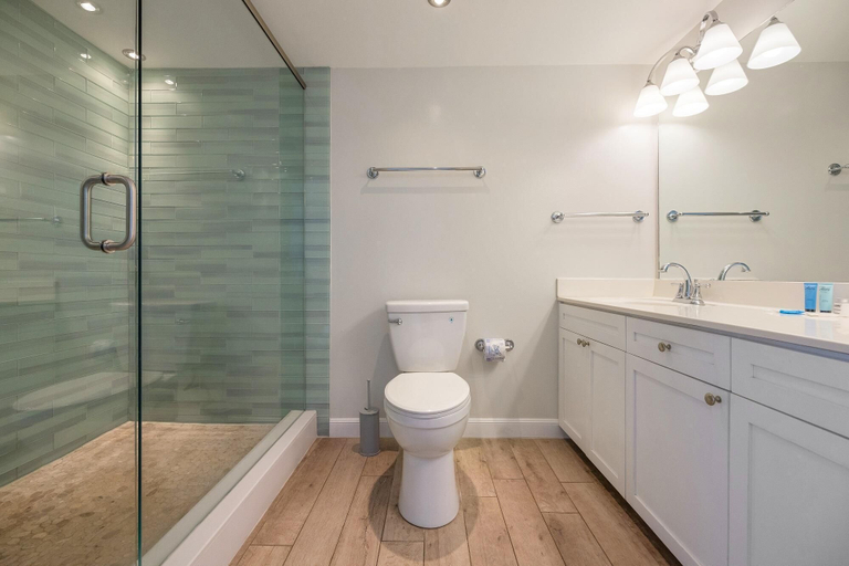 Bathroom 3, Long Beach T2 806, Bay