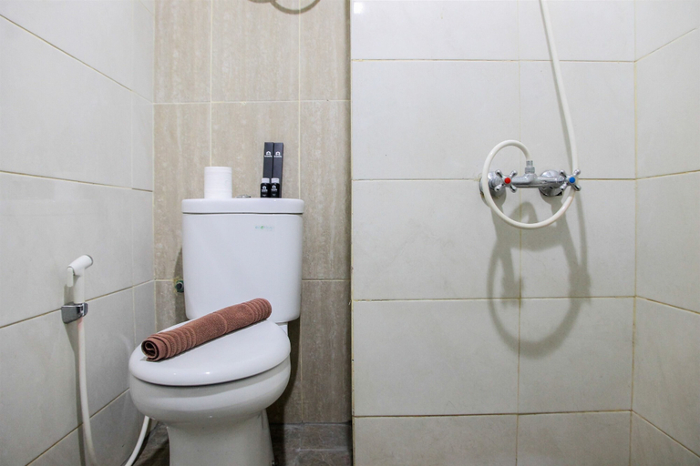 Bathroom 2, Fabulous Studio Grand Dhika City Apartment, Bekasi