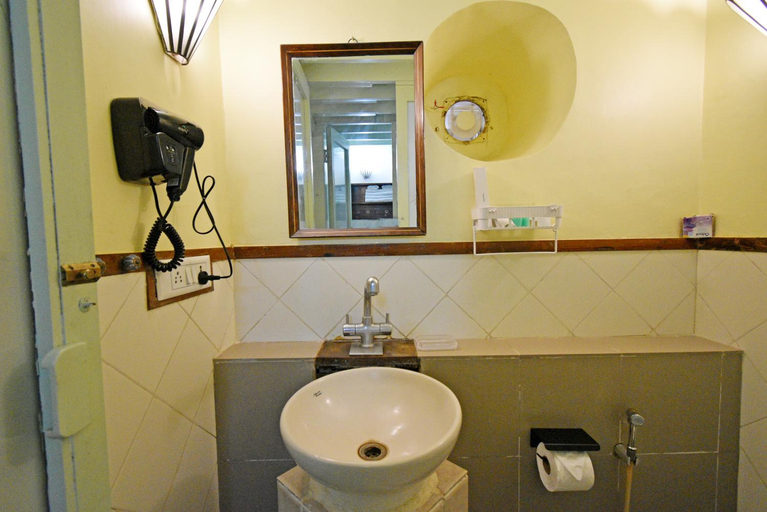 Bathroom 4, Hotel Villa des Gouverneurs, Puducherry