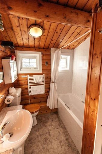 Bathroom 4, Spacious 3 Bed Log Cabin in Snowdonia, Gwynedd