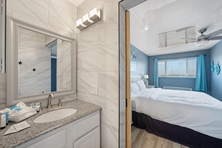 Bathroom 3, The Summit 1408, Bay