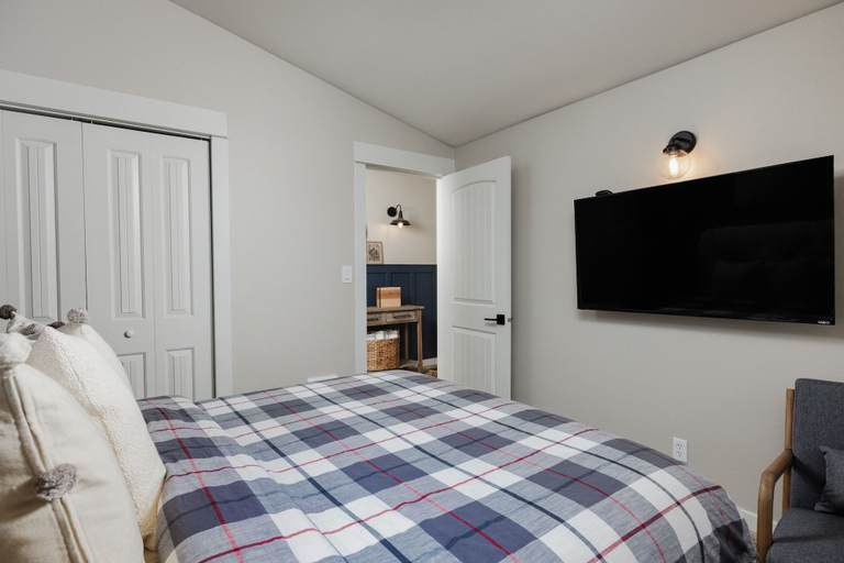 Bedroom 3, The Snuggly Otter, Deschutes