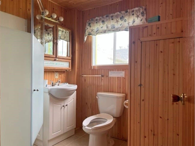 Bathroom 4, Pine Cottages, Queens