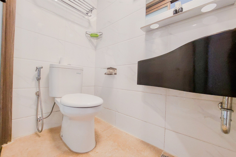 Bathroom 5, Comfy And Best Choice Studio At Sky House Bsd Apartment, South Tangerang