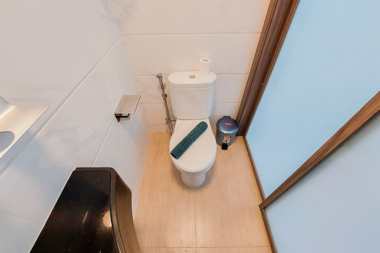 Bathroom 2, Minimalist Studio At Sky House Bsd Apartment, South Tangerang