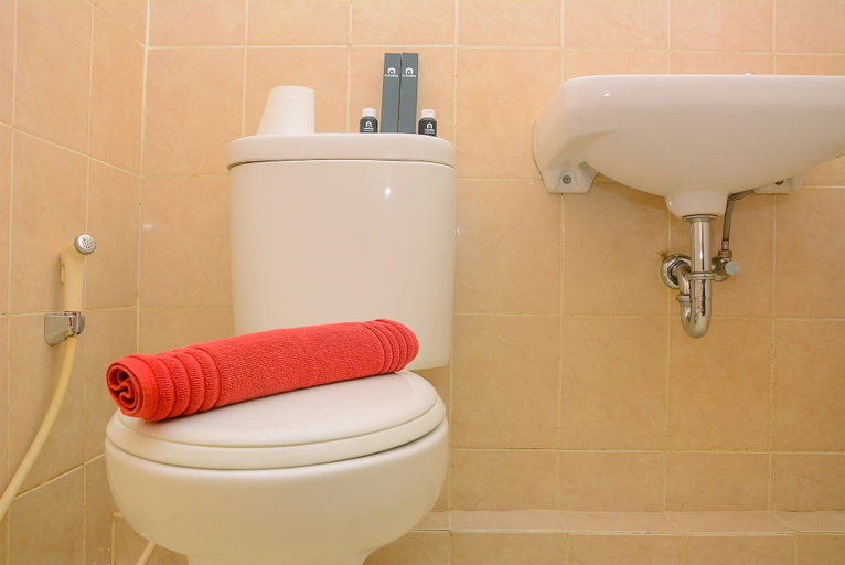 Bathroom 3, Beautiful 2Br With Direct Access To Pool Green Bay Pluit Apartment, Jakarta Utara