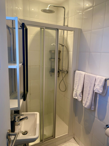 Bathroom 5, Simone's Kitchen B&B, Antwerpen