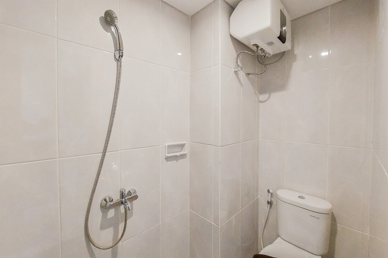 Bathroom 5, Homey And Simply Studio Room At Serpong Garden Apartment, Tangerang