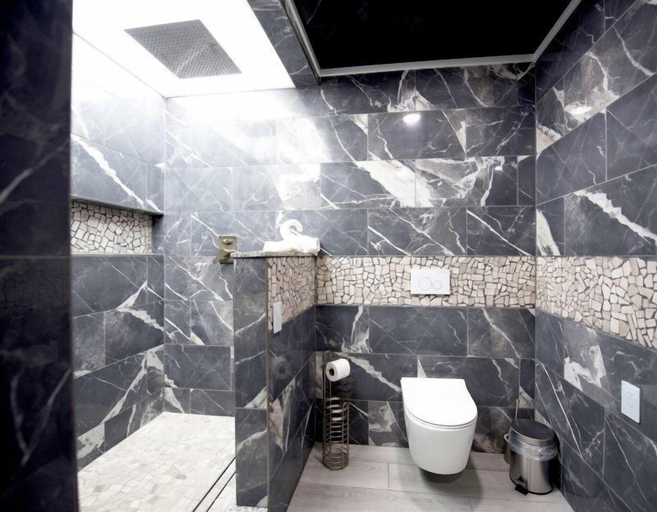 Bathroom 2, The Summit 231, Bay