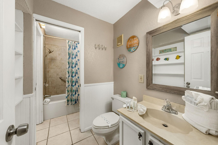 Bathroom 3, The Summit 1023, Bay