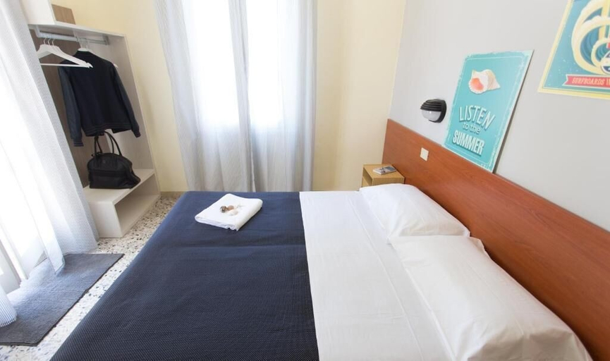 Bedroom 2, Hotel Byron, Rimini