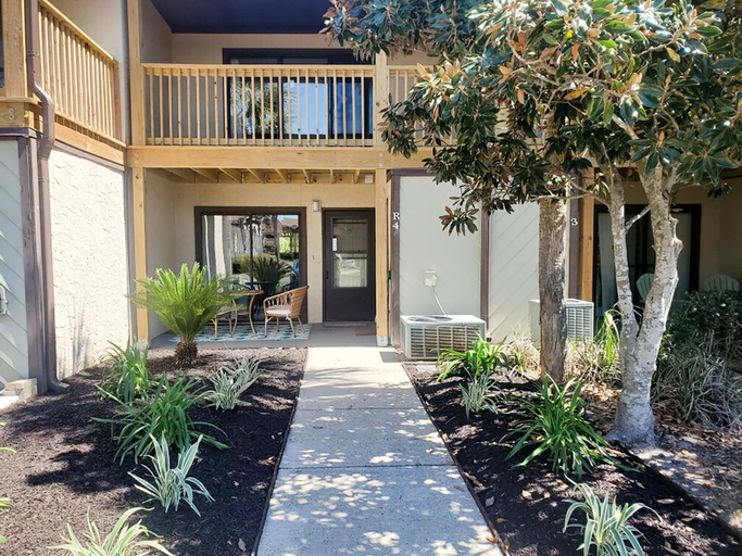 Exterior & Views 2, Portside R4, Bay
