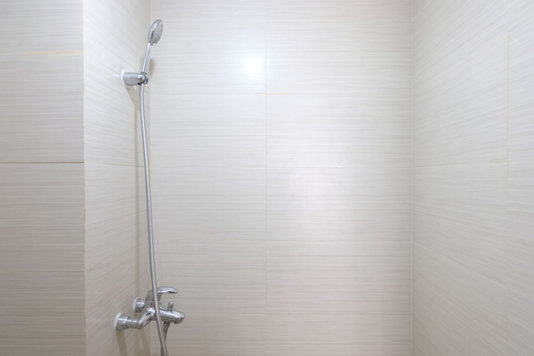 Bathroom 2, Cozy And Strategic 2Br Apartment At Gateway Pasteur, Bandung