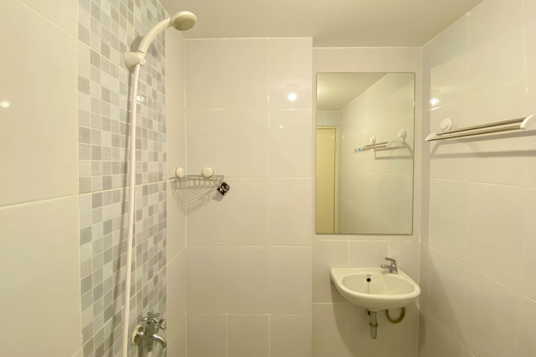 Bathroom 3, Comfort Stay 2Br At 16Th Fl Tokyo Riverside Pik 2 Apartment, Tangerang