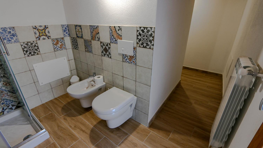 Bathroom 1, Villa Maria, Nuoro