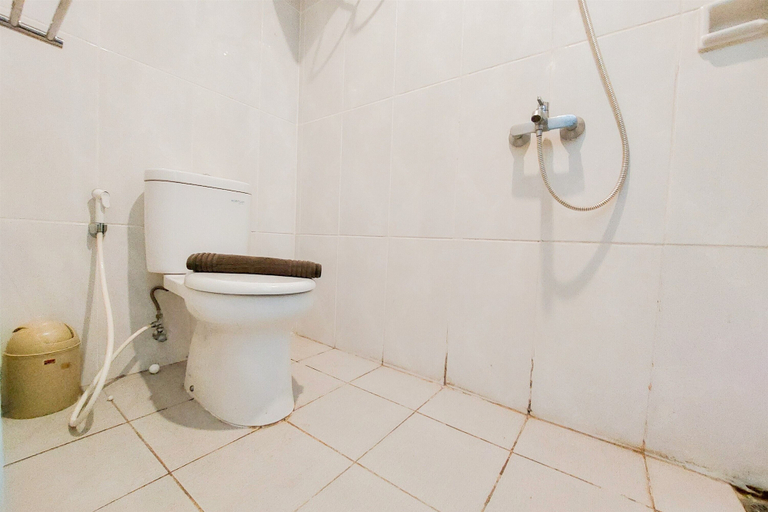 Bathroom 3, Warm And Cozy Living Studio Serpong Garden Apartment, Tangerang